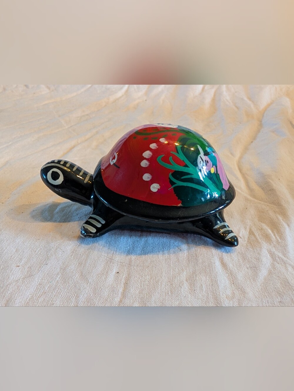 2/50$ Vintage Hand-Painted Turtle trinket box in Black and Red